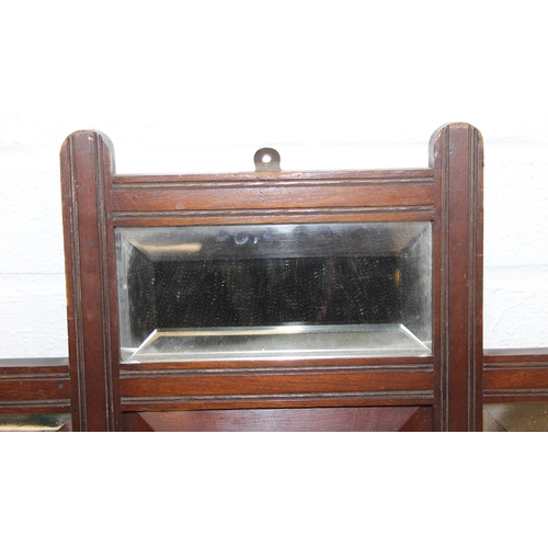 286 - An antique Edwardian mahogany wall shelf with bevelled-edged mirror, display shelf and central photo... 
