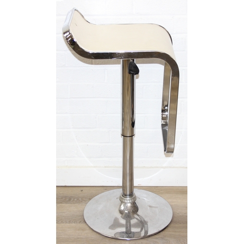 27 - A pair of retro style chrome and white leather effect bar stools by Dwell, in the manner of LEM stoo... 