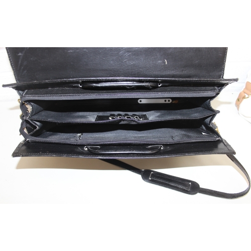 218 - 2 vintage leather bags to incl a black satchel style/briefcase hand bag and a cream and beige larges... 