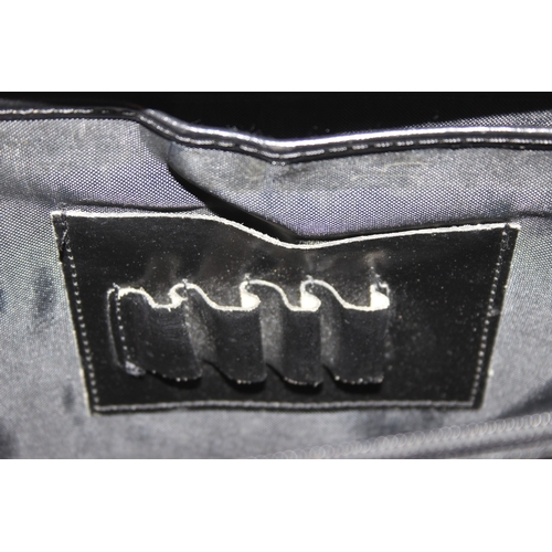 218 - 2 vintage leather bags to incl a black satchel style/briefcase hand bag and a cream and beige larges... 