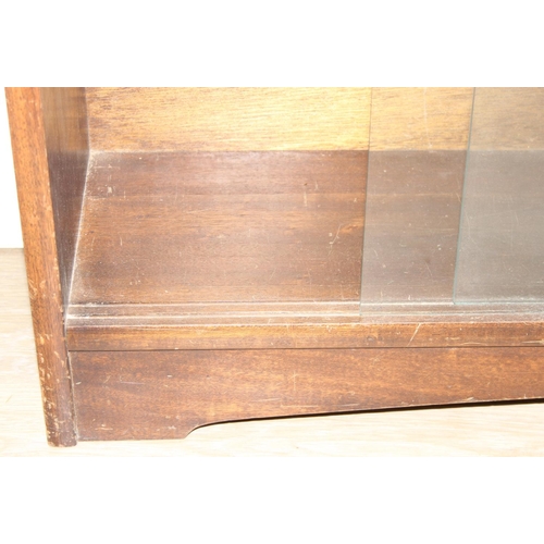 93 - Mid-20th century oak bookcase with two sets of glass sliding doors, 91cm x 25cm x 113cm