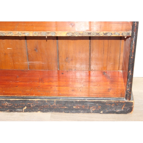 92 - An antique black painted pine bookcase with decorative roundels to shelf, approx 161cm x 30cm x 134c... 