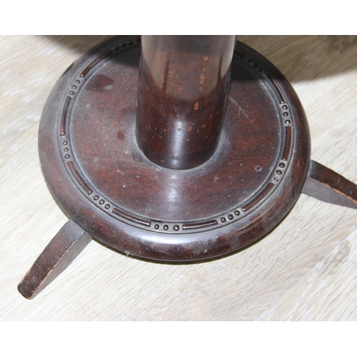 197 - A small vintage mahogany side table or jardinière stand with rounded top and pillar support, 39cm in... 