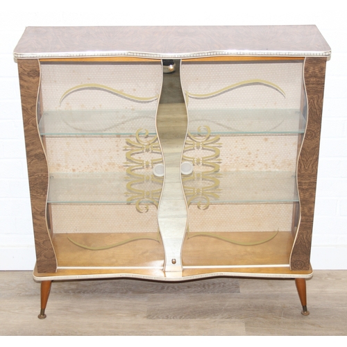 62 - A retro 1950's display or cocktail cabinet with mirror front and glass shelves, 91cm x 28cm x 93cm