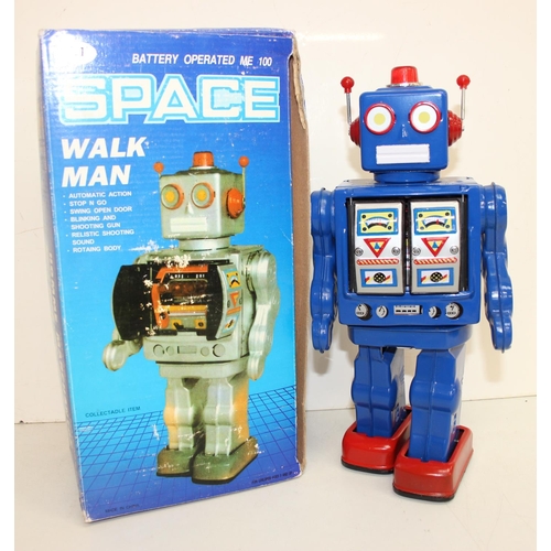 687 - Retro toy robot Space Walk Man, battery operated  with original box, the box measures 17cm x 13cm x ... 