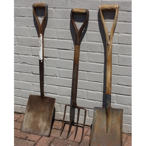 304 - Three vintage wooden handled garden tools, two shovels and a CT Skelton of Sheffield fork [3]