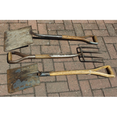 304 - Three vintage wooden handled garden tools, two shovels and a CT Skelton of Sheffield fork [3]