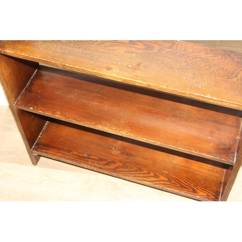 94 - An early to mid 20th century oak bookcase with three shelves, 77cm x 17cm x 91cm