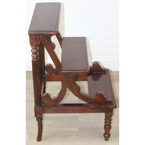 85 - A pair of Georgian style mahogany library steps with three treads and turned legs, 46cm x 50cm x 79c... 