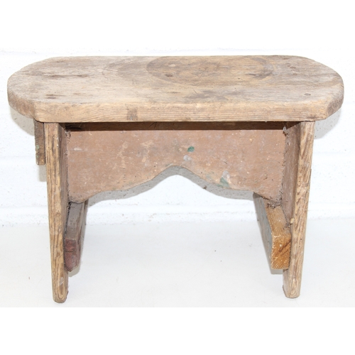 100 - Two vintage wooden stools, one painted white, the largest 42cm x 25cm x 32cm [2]