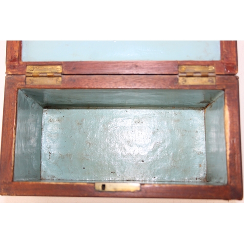 204 - A Georgian Sheraton inlaid mahogany tea caddy with inlaid shell motifs and decorative border, lackin... 