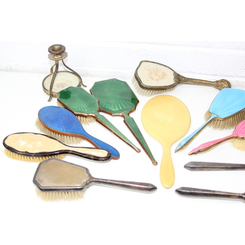 1573 - Qty of assorted dressing table items to inc brushes and hand mirrors etc, various designs to inc a n... 