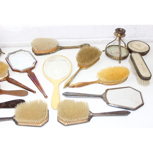 1573 - Qty of assorted dressing table items to inc brushes and hand mirrors etc, various designs to inc a n... 