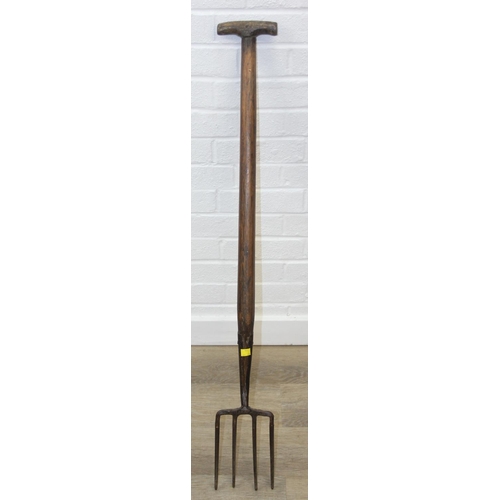 308 - Three assorted wooden handled garden tools to inc a vintage trenching shovel, fork and shovel [3]