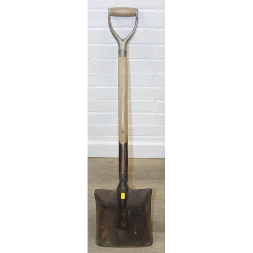 308 - Three assorted wooden handled garden tools to inc a vintage trenching shovel, fork and shovel [3]