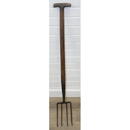308 - Three assorted wooden handled garden tools to inc a vintage trenching shovel, fork and shovel [3]