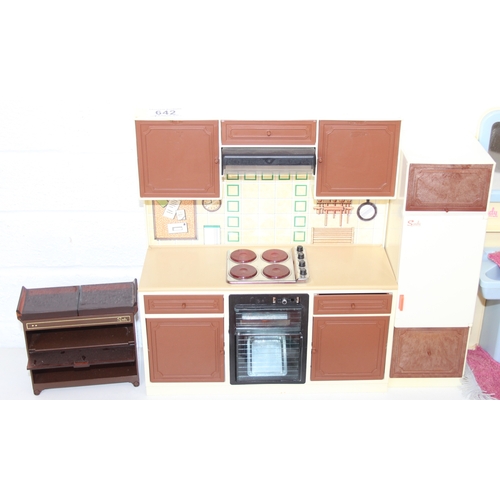 642 - Vintage 1980s Sindy kitchen set and Sindy bathroom set, the cooker lights in working order, with acc... 