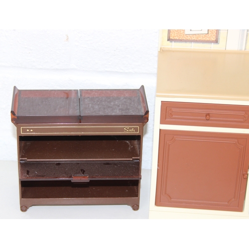 642 - Vintage 1980s Sindy kitchen set and Sindy bathroom set, the cooker lights in working order, with acc... 