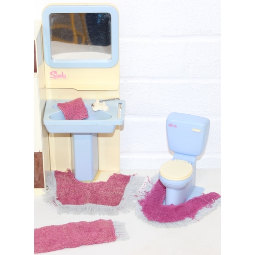 642 - Vintage 1980s Sindy kitchen set and Sindy bathroom set, the cooker lights in working order, with acc... 