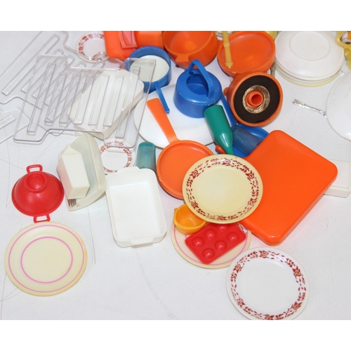 642 - Vintage 1980s Sindy kitchen set and Sindy bathroom set, the cooker lights in working order, with acc... 