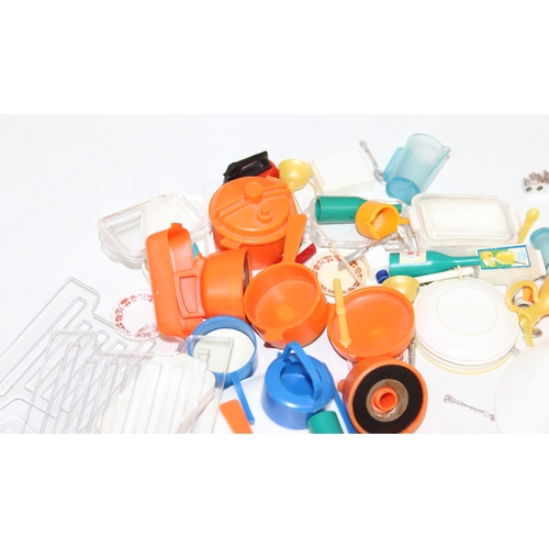 642 - Vintage 1980s Sindy kitchen set and Sindy bathroom set, the cooker lights in working order, with acc... 