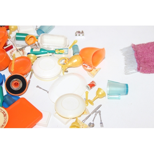 642 - Vintage 1980s Sindy kitchen set and Sindy bathroom set, the cooker lights in working order, with acc... 