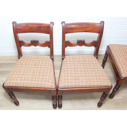 83 - A set of four Regency period mahogany dining chairs with carved back and turned legs, brown palette ... 