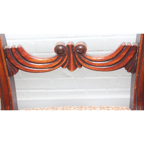 83 - A set of four Regency period mahogany dining chairs with carved back and turned legs, brown palette ... 