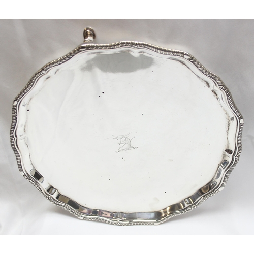 1046 - [483.21g] - an antique silver salver with armorial crest, London 1900 by James Charles Jay, 25cm in ... 