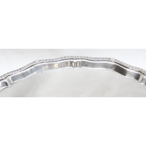 1046 - [483.21g] - an antique silver salver with armorial crest, London 1900 by James Charles Jay, 25cm in ... 