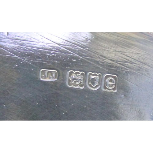 1046 - [483.21g] - an antique silver salver with armorial crest, London 1900 by James Charles Jay, 25cm in ... 