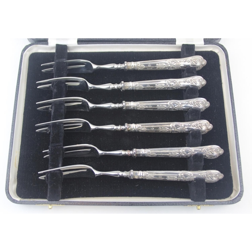 1008 - A boxed set of six silver handled cake forks, marked for Sheffield 1965 by Harrison Brothers, boxed ... 
