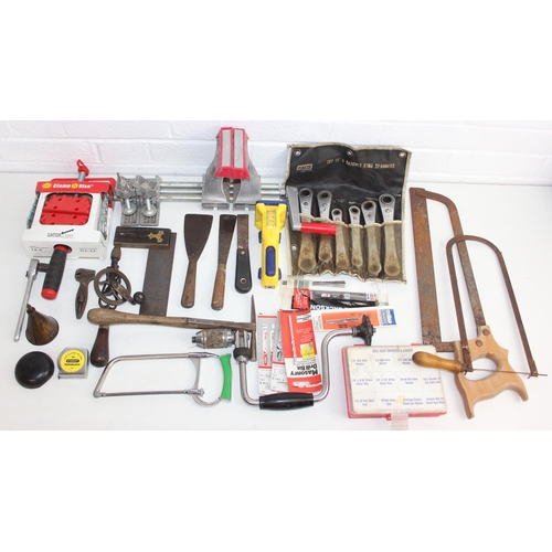 Qty of assorted tools to inc two vices, various spanners, saw blades etc