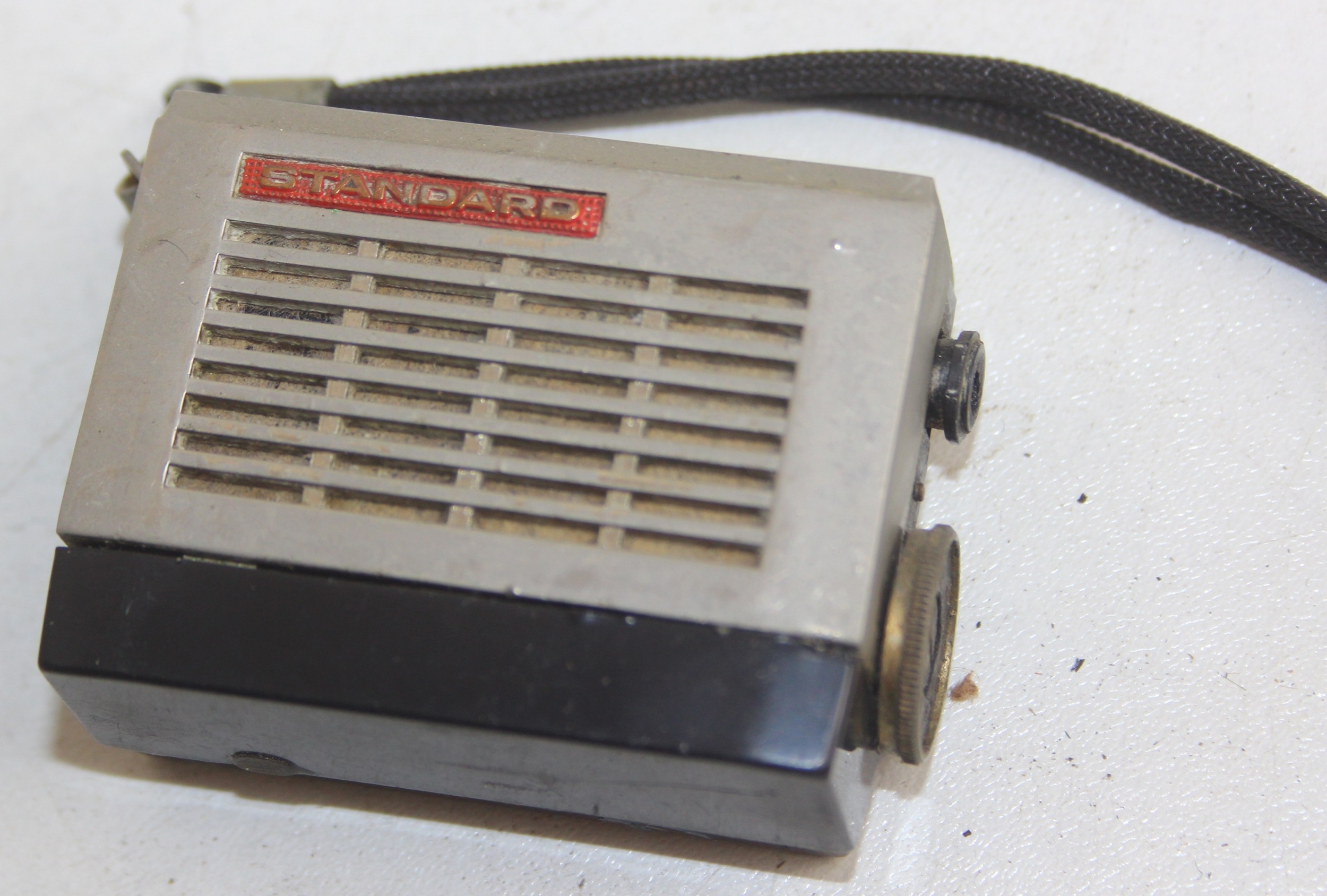 Qty of assorted small and earpiece radios to inc a Sinclair Micro 6 etc