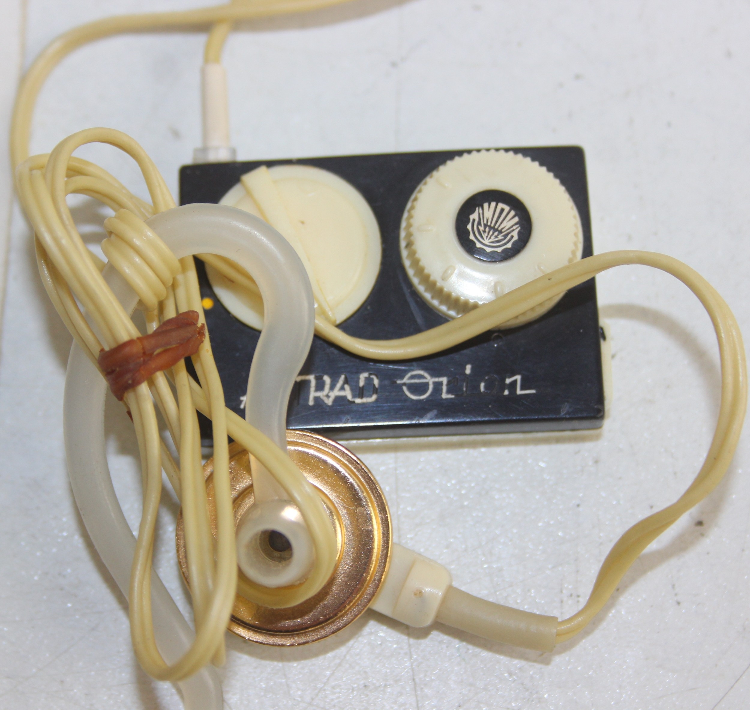 Qty of assorted small and earpiece radios to inc a Sinclair Micro 6 etc