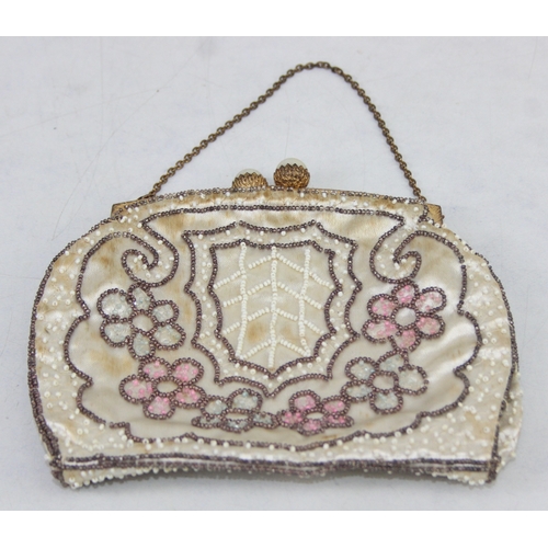 259 - Various vintage evening and clutch bags to include beaded and tapestry examples, the largest 26cm wi... 