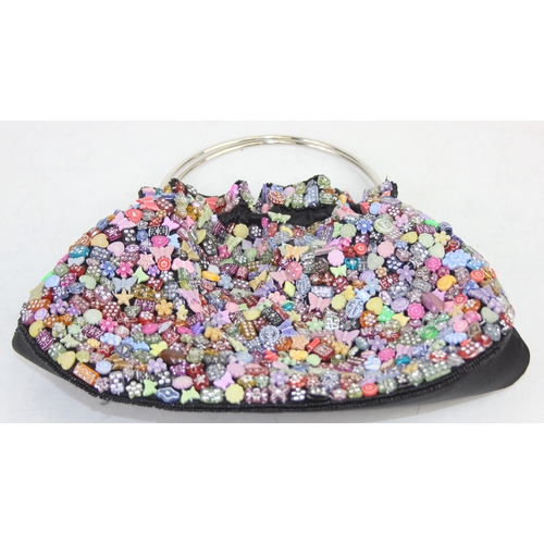 259 - Various vintage evening and clutch bags to include beaded and tapestry examples, the largest 26cm wi... 
