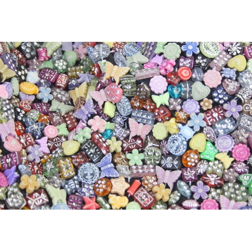 259 - Various vintage evening and clutch bags to include beaded and tapestry examples, the largest 26cm wi... 