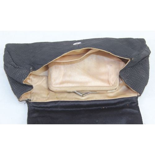 259 - Various vintage evening and clutch bags to include beaded and tapestry examples, the largest 26cm wi... 