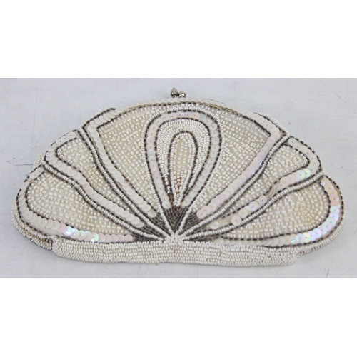 259 - Various vintage evening and clutch bags to include beaded and tapestry examples, the largest 26cm wi... 