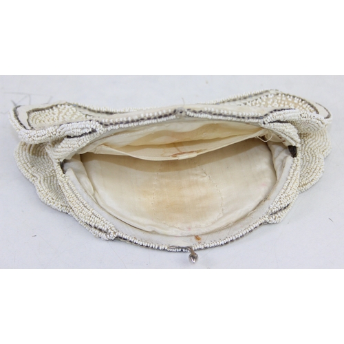259 - Various vintage evening and clutch bags to include beaded and tapestry examples, the largest 26cm wi... 