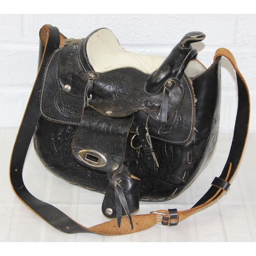 259A - A vintage Mexican leather handbag in the form of a Cowboy saddle, 29cm wide