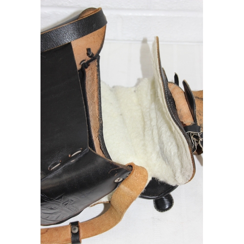 259A - A vintage Mexican leather handbag in the form of a Cowboy saddle, 29cm wide