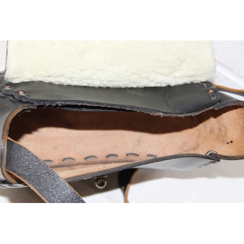 259A - A vintage Mexican leather handbag in the form of a Cowboy saddle, 29cm wide