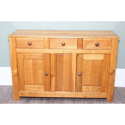14 - A modern light oak three drawer two door sideboard made by Neil Thompson, 156cm x 55cm x 101cm