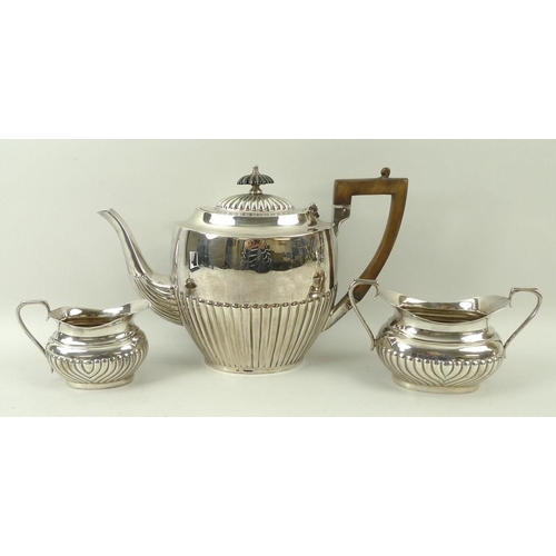 352 - An Edwardian silver plated three piece tea set, with reeded decoration. (3)