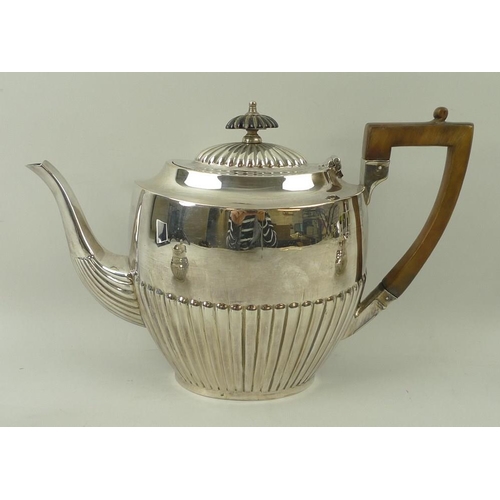 352 - An Edwardian silver plated three piece tea set, with reeded decoration. (3)