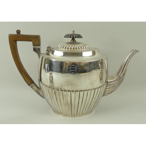 352 - An Edwardian silver plated three piece tea set, with reeded decoration. (3)