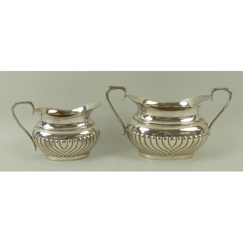 352 - An Edwardian silver plated three piece tea set, with reeded decoration. (3)