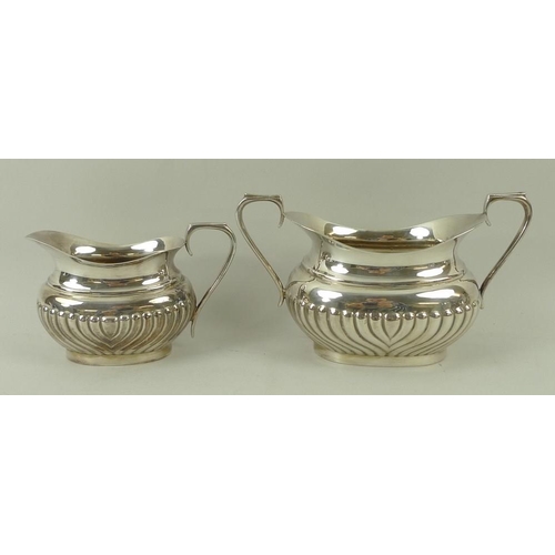 352 - An Edwardian silver plated three piece tea set, with reeded decoration. (3)